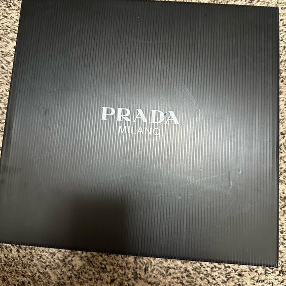 Prada sneaker w/ Pouch - Picture 8 of 8